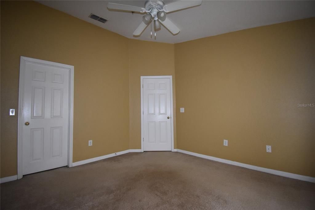 For Rent: $1,350 (1 beds, 1 baths, 898 Square Feet)