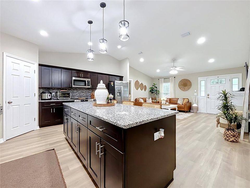 En Venta: $327,700 (4 camas, 2 baños, 1830 Pies cuadrados)