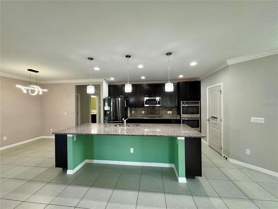 For Rent: $2,300 (3 beds, 2 baths, 2064 Square Feet)