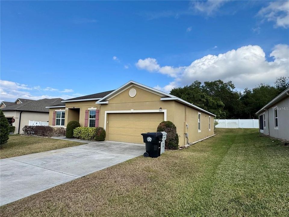 For Rent: $2,300 (3 beds, 2 baths, 2064 Square Feet)