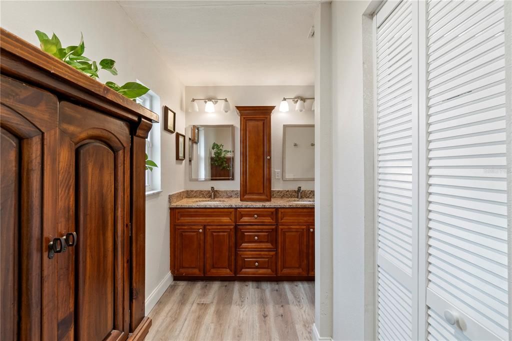 En Venta: $480,000 (4 camas, 2 baños, 2449 Pies cuadrados)