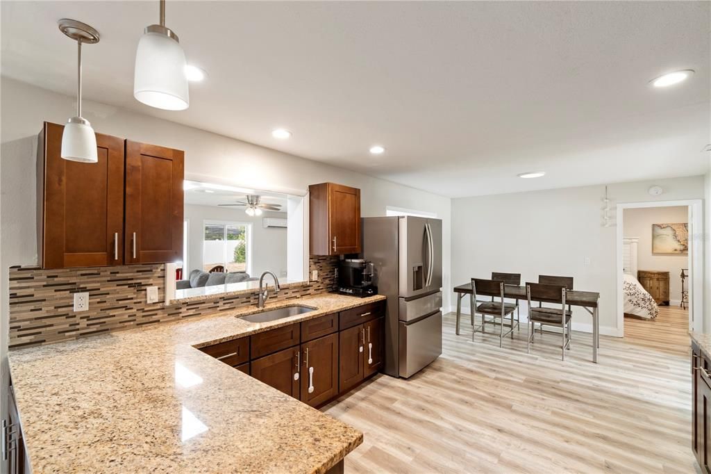 En Venta: $480,000 (4 camas, 2 baños, 2449 Pies cuadrados)