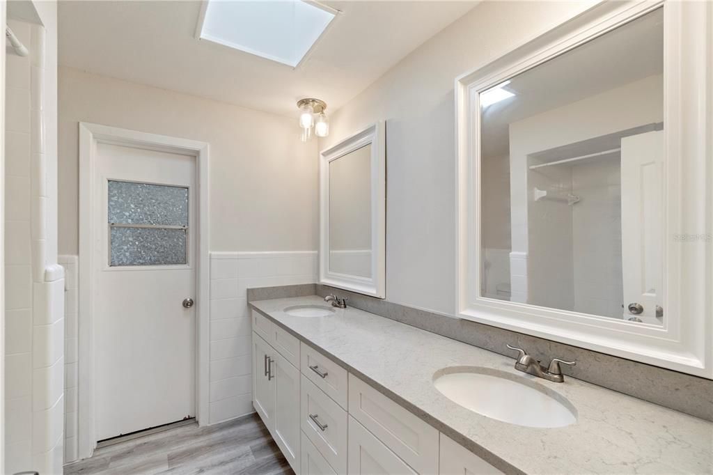 En Venta: $480,000 (4 camas, 2 baños, 2449 Pies cuadrados)