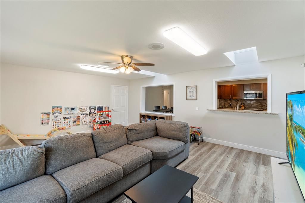 En Venta: $480,000 (4 camas, 2 baños, 2449 Pies cuadrados)