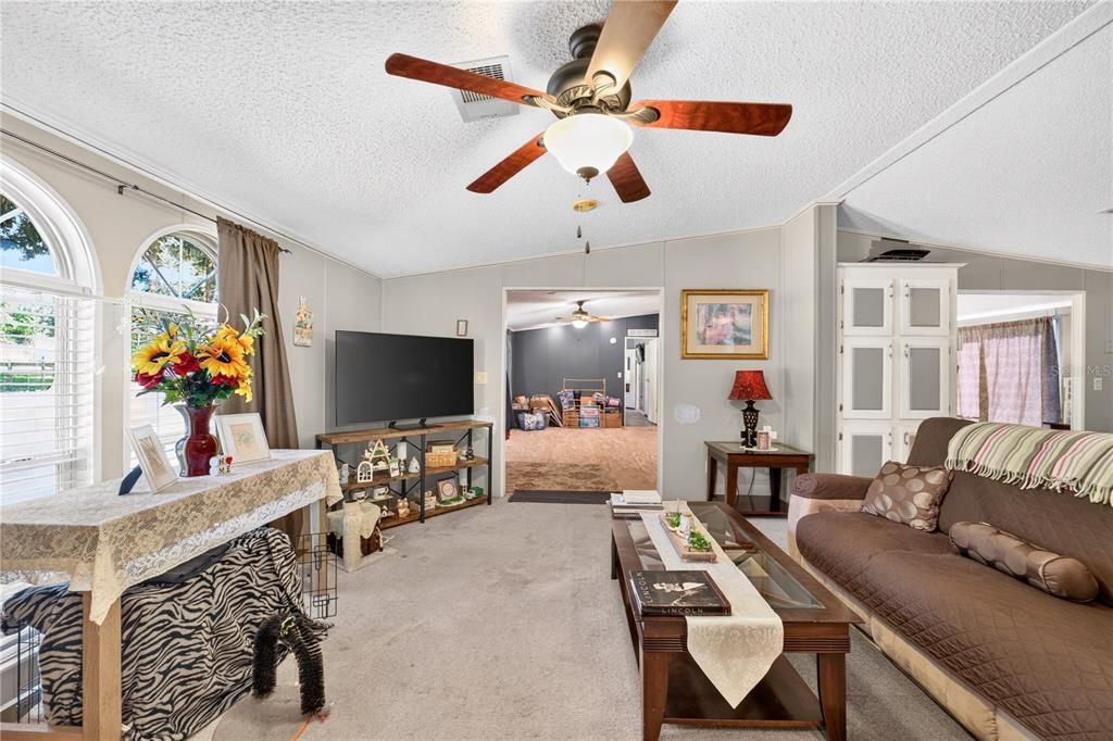 待售: $239,900 (5 贝兹, 2 浴室, 2041 平方英尺)