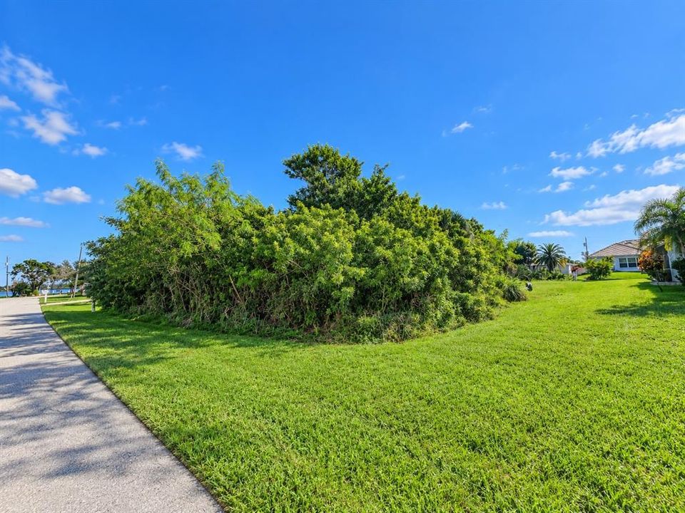На продажу: $250,000 (0.23 acres)
