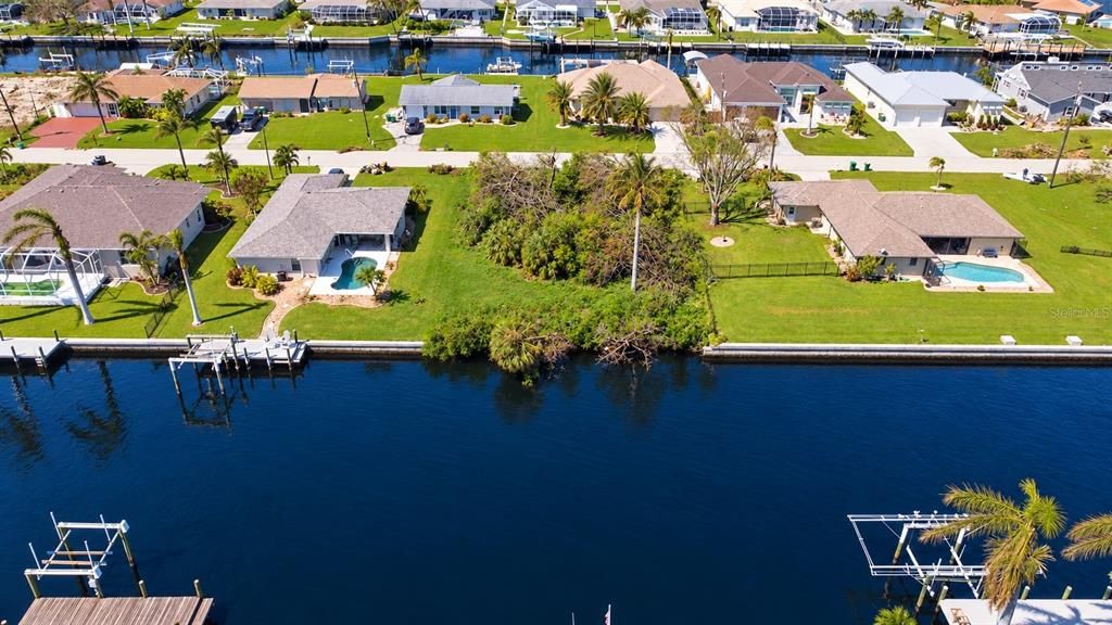 На продажу: $250,000 (0.23 acres)