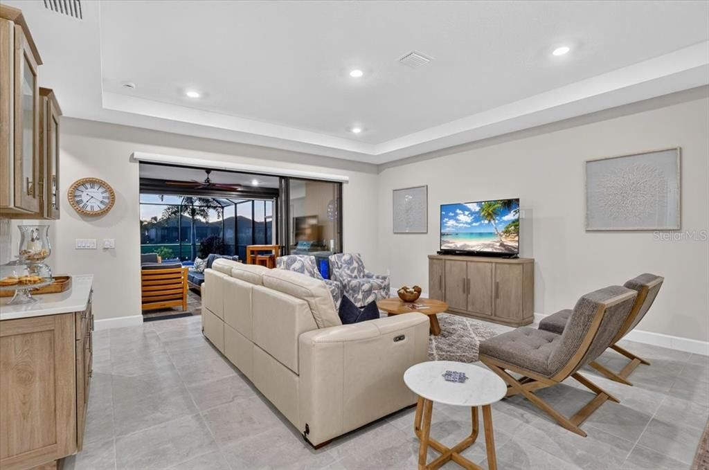 En Venta: $635,000 (3 camas, 2 baños, 1812 Pies cuadrados)
