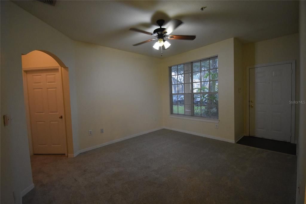For Rent: $1,375 (1 beds, 1 baths, 826 Square Feet)