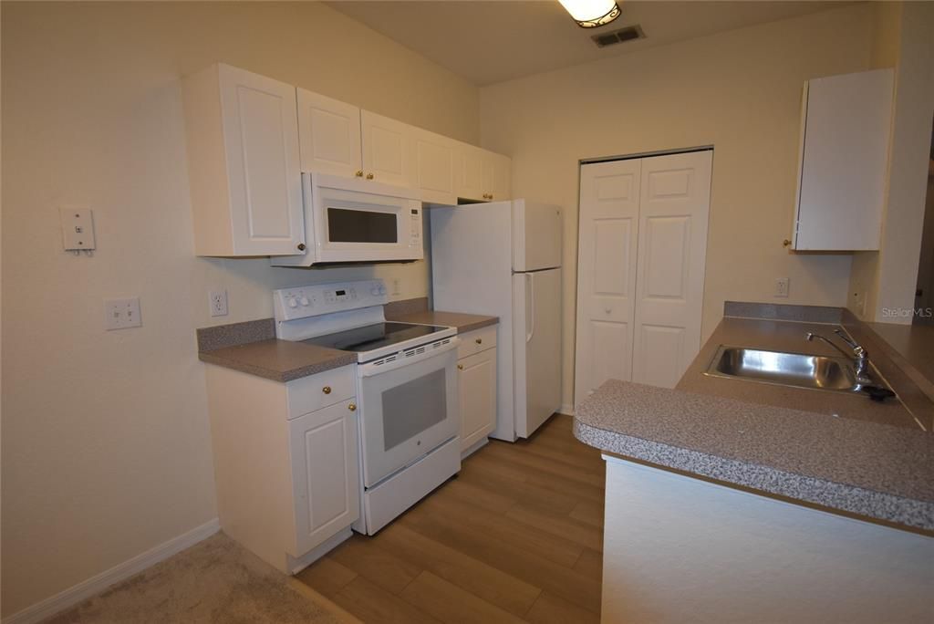 For Rent: $1,375 (1 beds, 1 baths, 826 Square Feet)