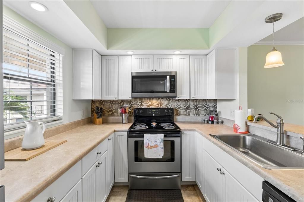 For Sale: $199,900 (1 beds, 1 baths, 815 Square Feet)