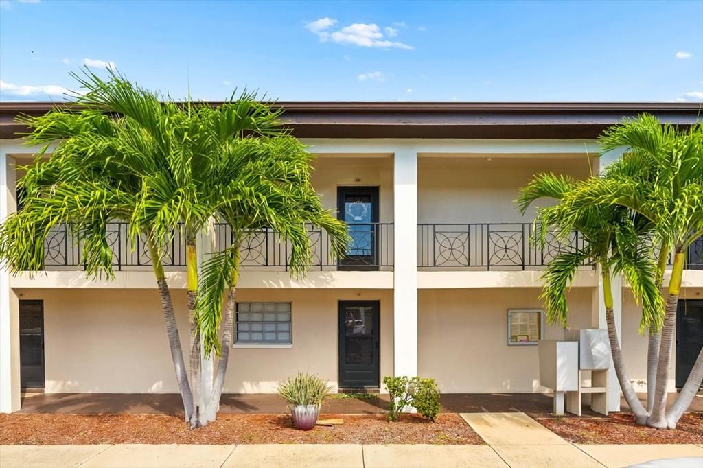 For Sale: $199,900 (1 beds, 1 baths, 815 Square Feet)