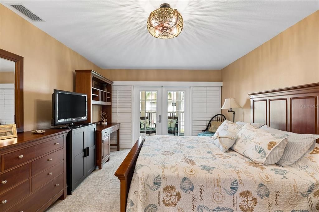 For Sale: $199,900 (1 beds, 1 baths, 815 Square Feet)