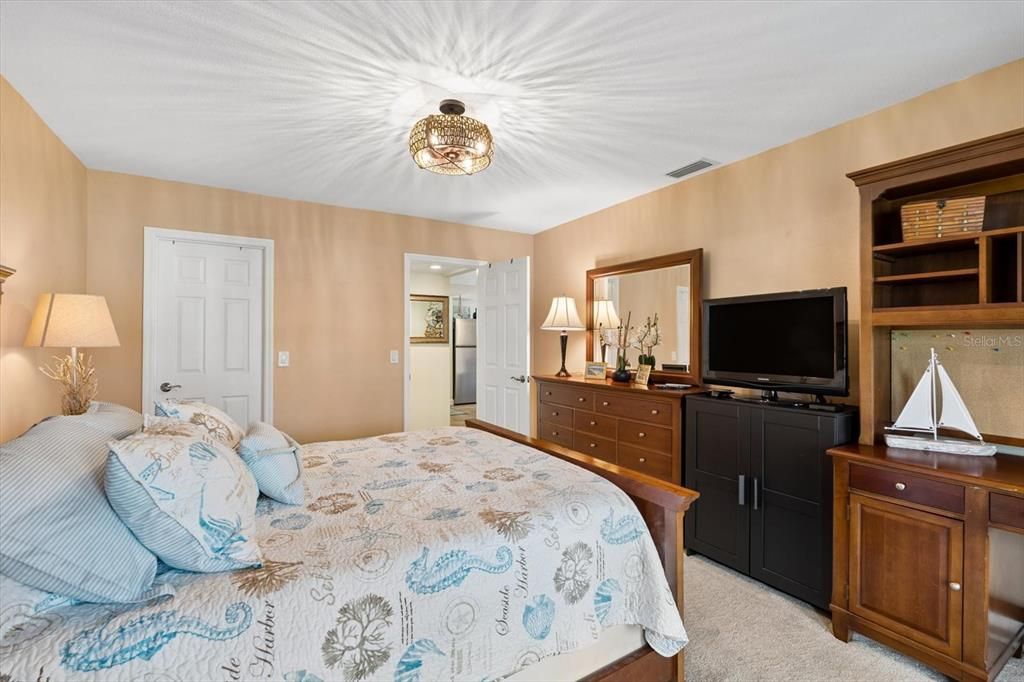 For Sale: $199,900 (1 beds, 1 baths, 815 Square Feet)
