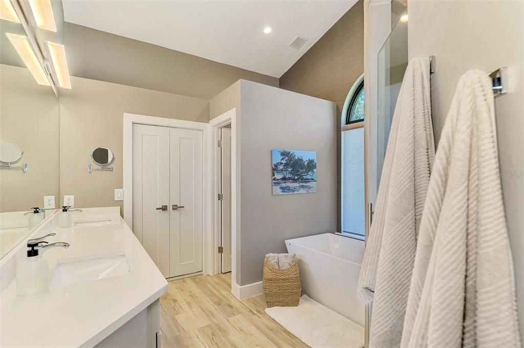 En Venta: $795,000 (3 camas, 2 baños, 2106 Pies cuadrados)