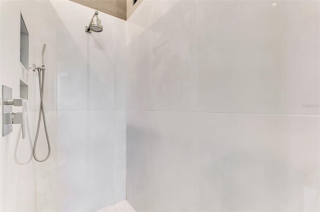 En Venta: $795,000 (3 camas, 2 baños, 2106 Pies cuadrados)