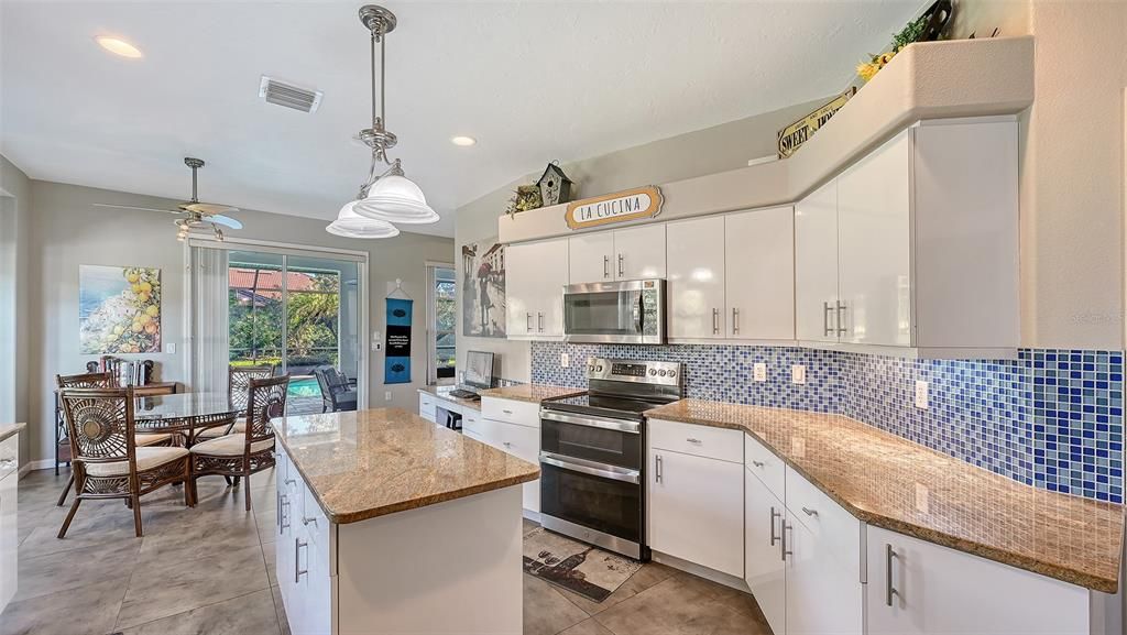 En Venta: $699,900 (3 camas, 2 baños, 2310 Pies cuadrados)