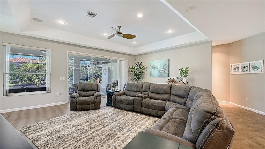 En Venta: $699,900 (3 camas, 2 baños, 2310 Pies cuadrados)
