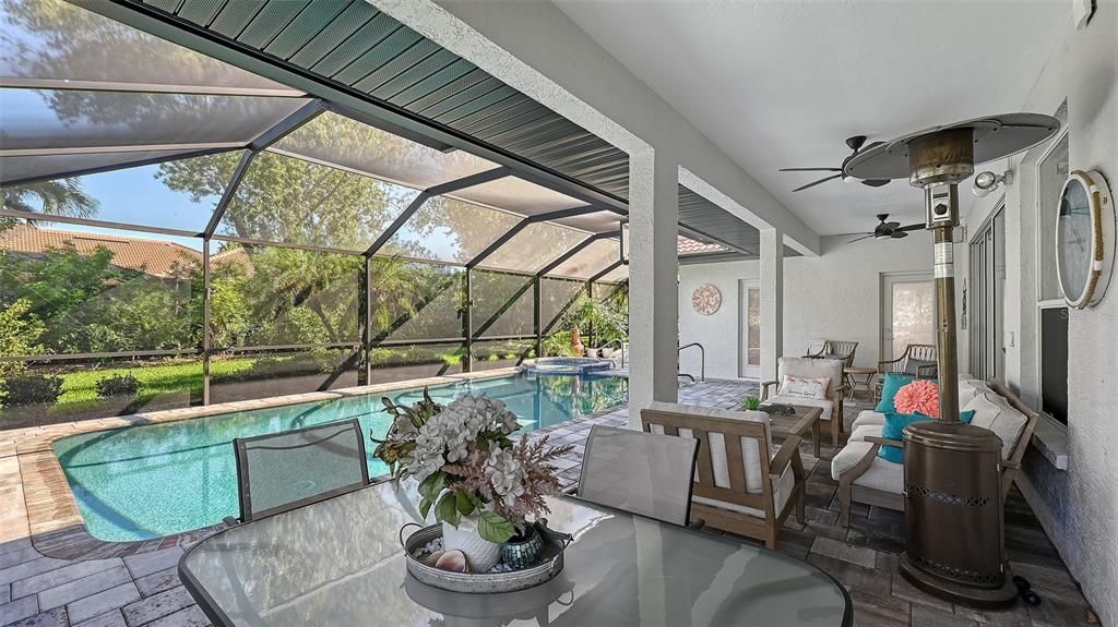 En Venta: $699,900 (3 camas, 2 baños, 2310 Pies cuadrados)