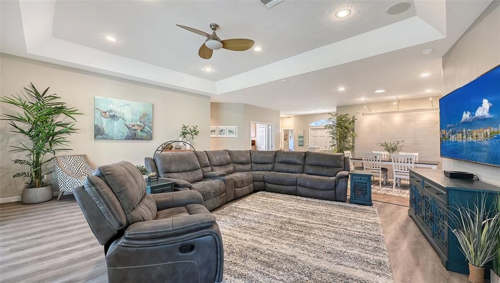 En Venta: $699,900 (3 camas, 2 baños, 2310 Pies cuadrados)
