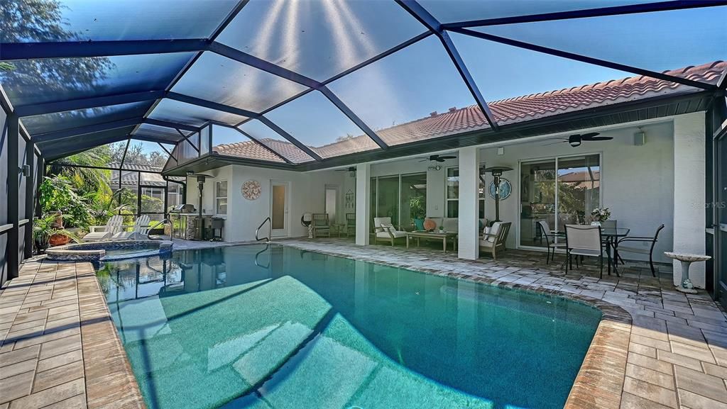 En Venta: $699,900 (3 camas, 2 baños, 2310 Pies cuadrados)