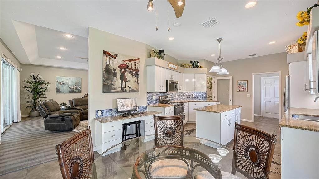 En Venta: $699,900 (3 camas, 2 baños, 2310 Pies cuadrados)