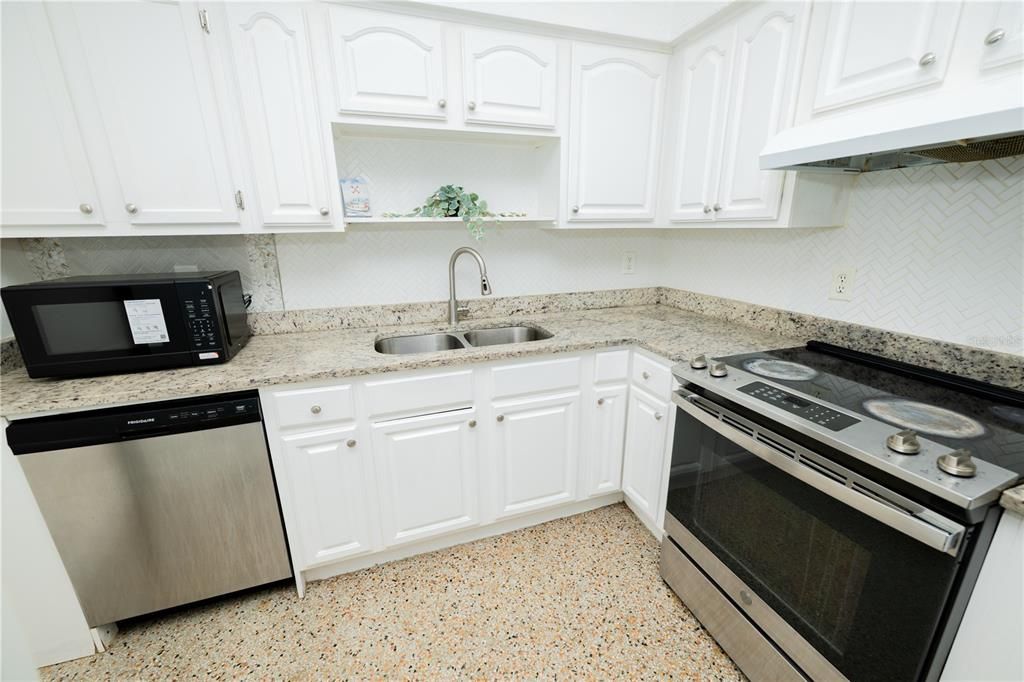 En Venta: $385,000 (4 camas, 2 baños, 1322 Pies cuadrados)