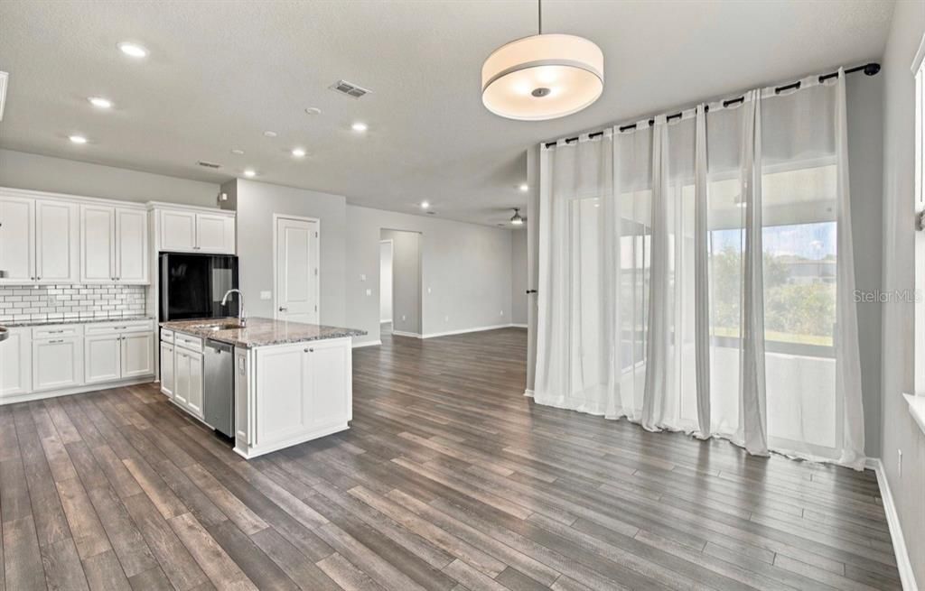 For Rent: $3,600 (5 beds, 4 baths, 3432 Square Feet)