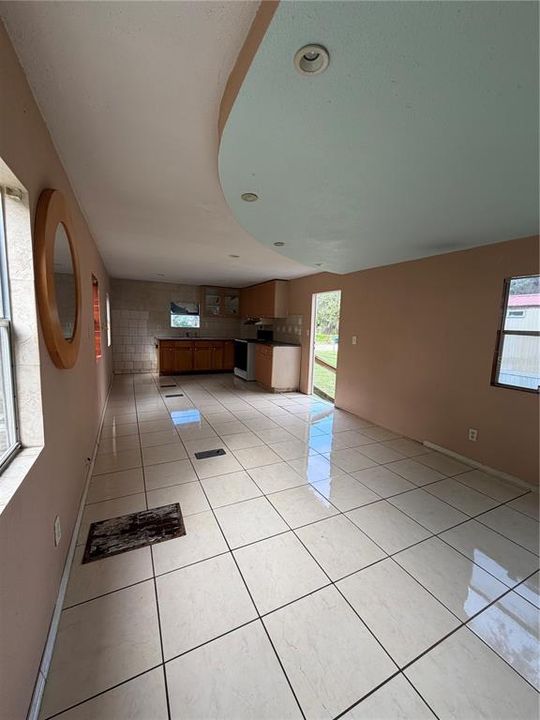 For Sale: $120,000 (2 beds, 1 baths, 684 Square Feet)