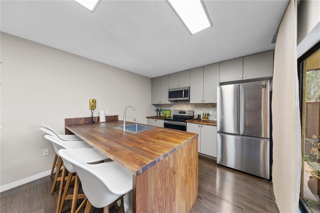 For Sale: $250,000 (2 beds, 2 baths, 1285 Square Feet)
