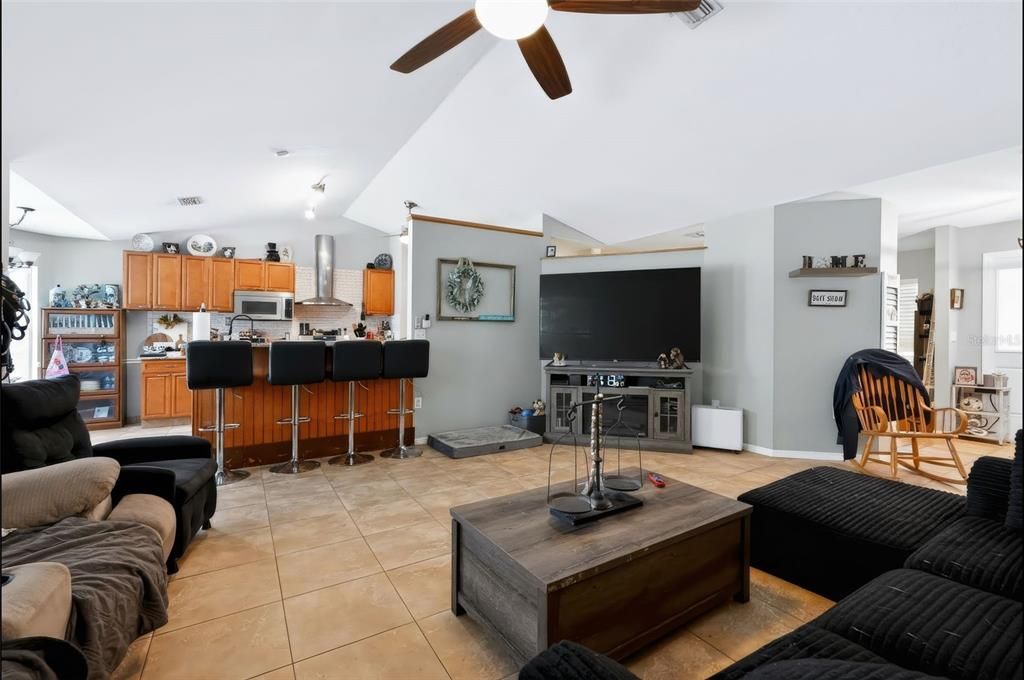 En Venta: $425,000 (5 camas, 2 baños, 2247 Pies cuadrados)