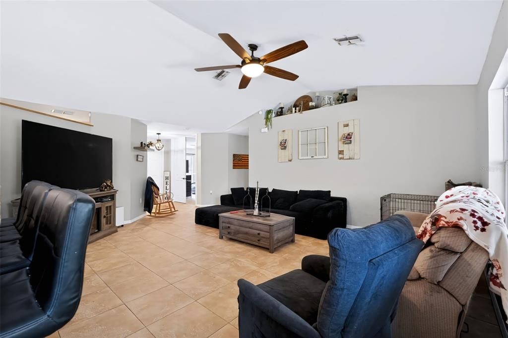 En Venta: $425,000 (5 camas, 2 baños, 2247 Pies cuadrados)