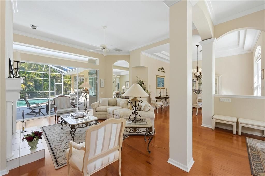 En Venta: $890,000 (3 camas, 3 baños, 2741 Pies cuadrados)