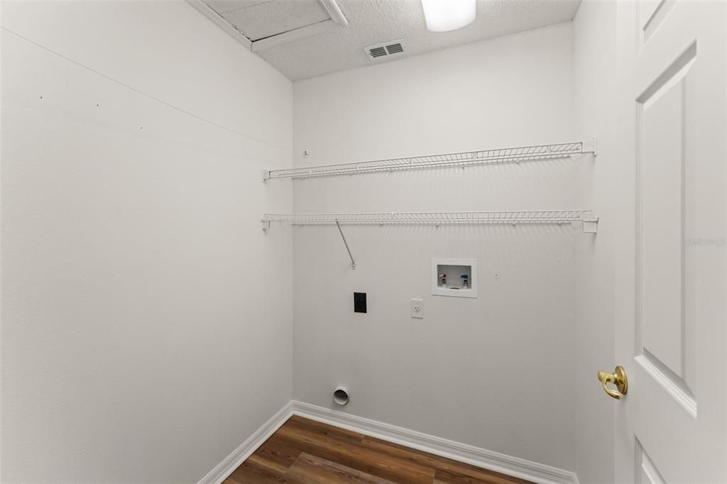 For Sale: $299,000 (3 beds, 2 baths, 1373 Square Feet)