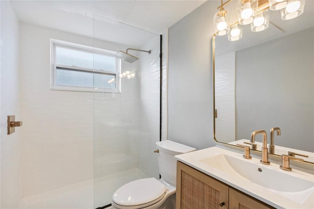 For Rent: $1,900 (1 beds, 1 baths, 850 Square Feet)