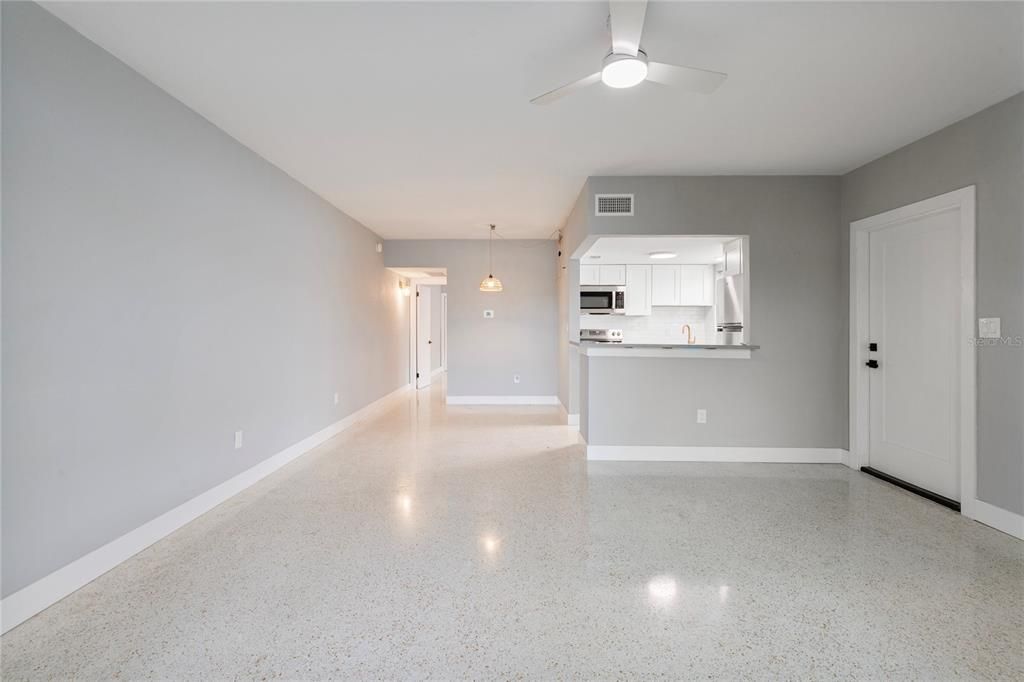 For Rent: $1,900 (1 beds, 1 baths, 850 Square Feet)