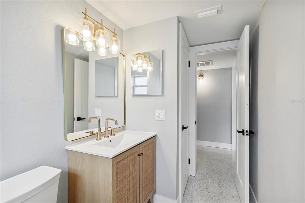 For Rent: $1,900 (1 beds, 1 baths, 850 Square Feet)