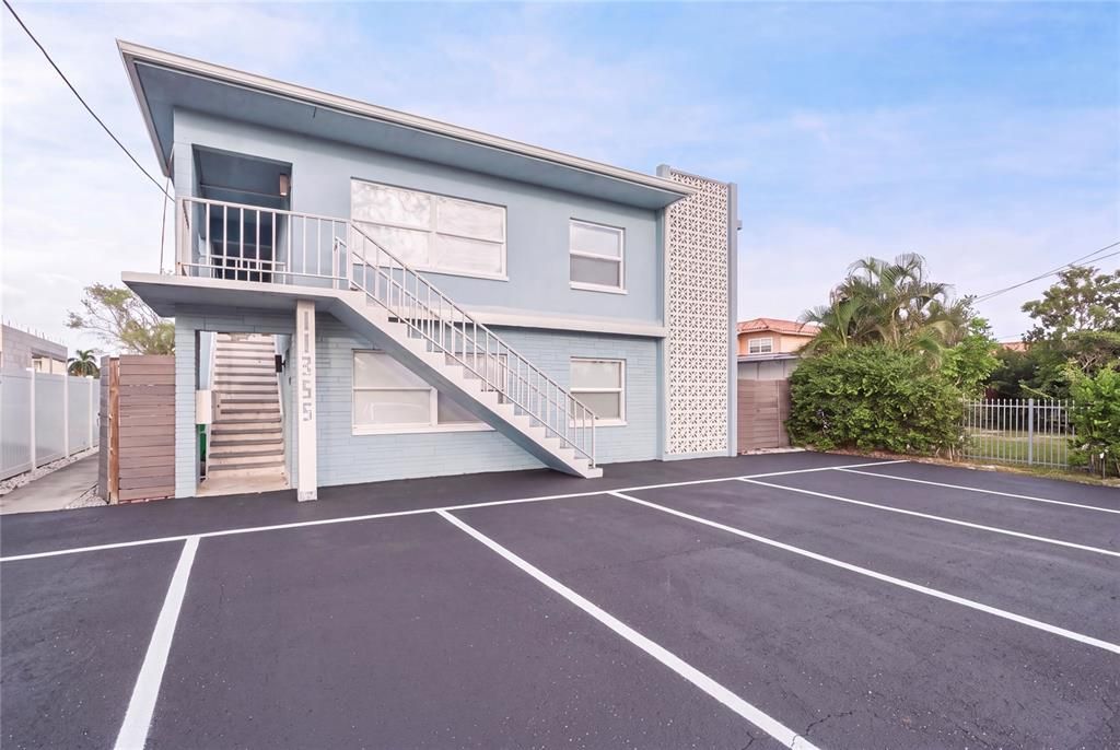 For Rent: $1,900 (1 beds, 1 baths, 850 Square Feet)