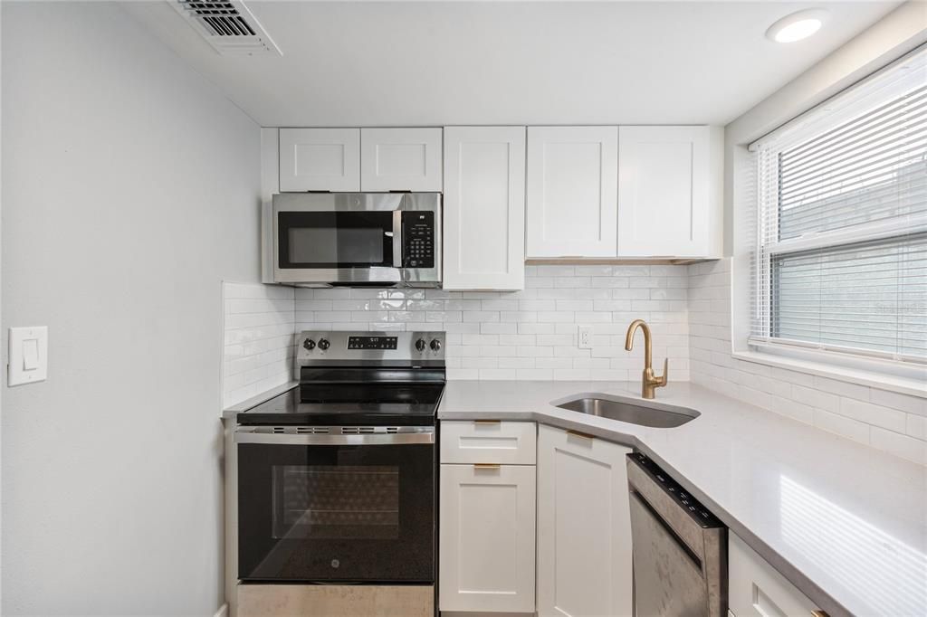For Rent: $1,900 (1 beds, 1 baths, 850 Square Feet)
