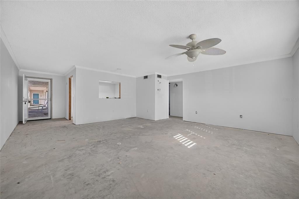 For Sale: $299,900 (2 beds, 2 baths, 958 Square Feet)