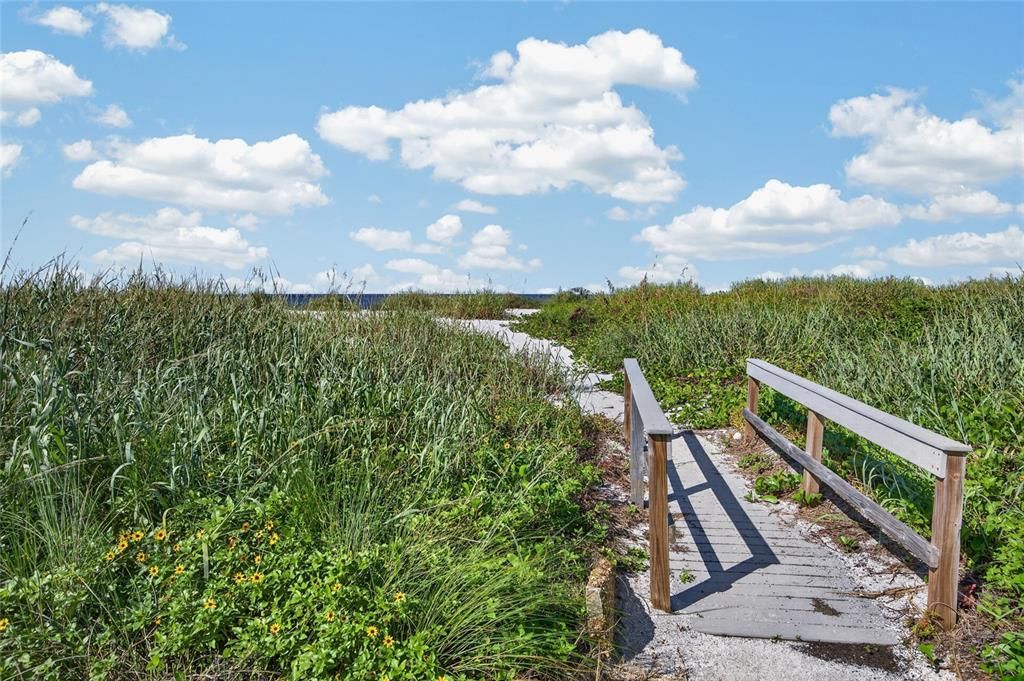 For Sale: $299,900 (2 beds, 2 baths, 958 Square Feet)