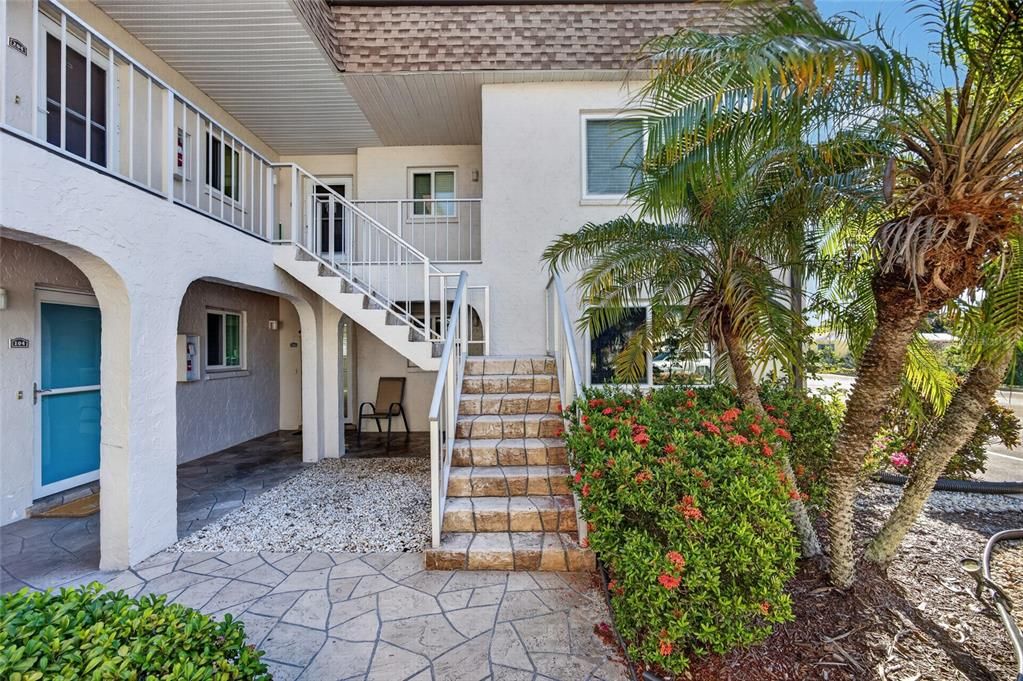For Sale: $299,900 (2 beds, 2 baths, 958 Square Feet)
