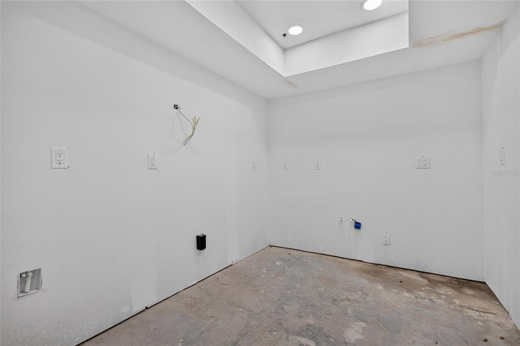 For Sale: $299,900 (2 beds, 2 baths, 958 Square Feet)