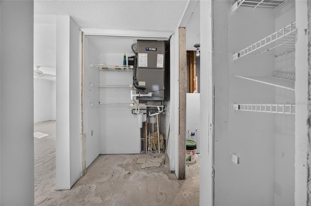 For Sale: $299,900 (2 beds, 2 baths, 958 Square Feet)