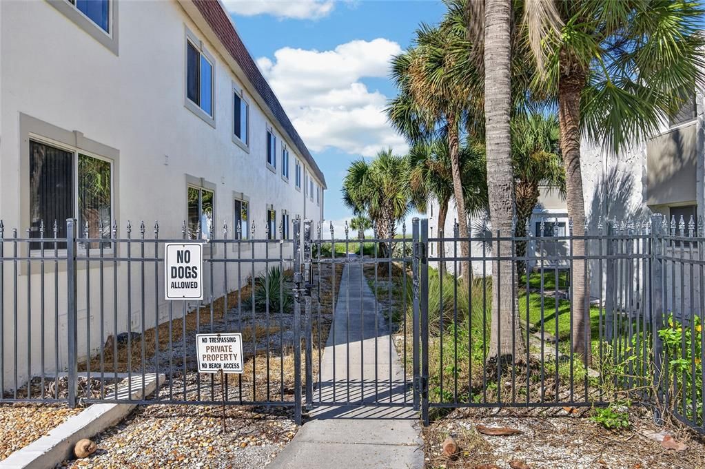 For Sale: $299,900 (2 beds, 2 baths, 958 Square Feet)