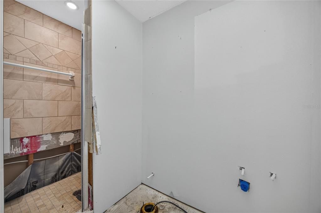 For Sale: $299,900 (2 beds, 2 baths, 958 Square Feet)