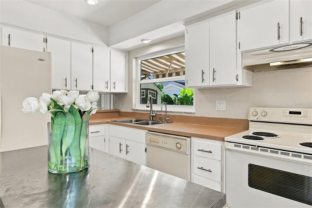 待售: $380,000 (4 贝兹, 2 浴室, 1550 平方英尺)