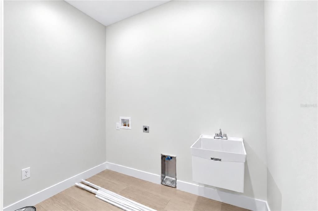 For Sale: $499,900 (4 beds, 2 baths, 1918 Square Feet)