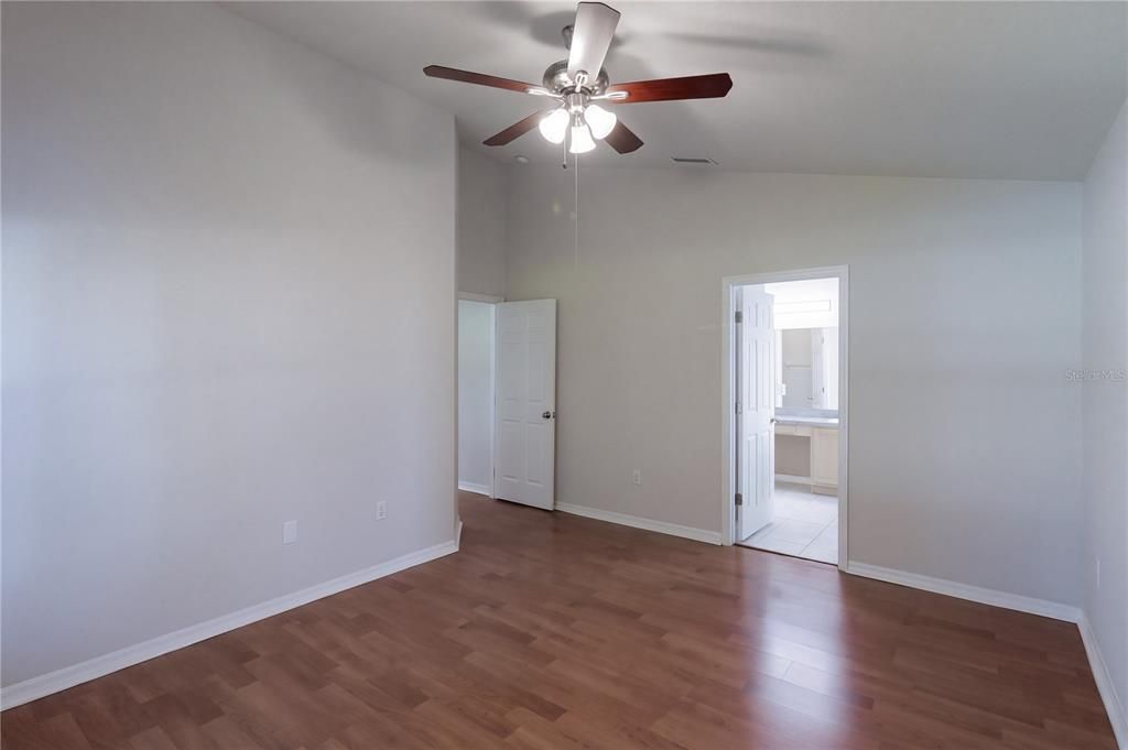 En Venta: $324,900 (4 camas, 2 baños, 1802 Pies cuadrados)