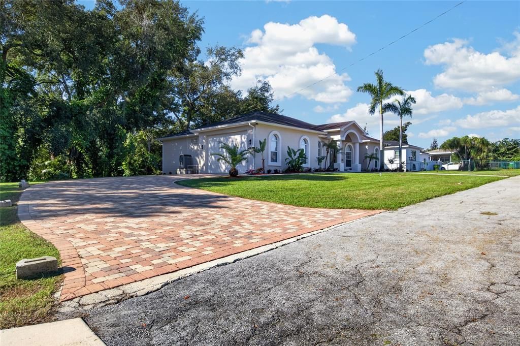 For Sale: $600,000 (4 beds, 3 baths, 2177 Square Feet)